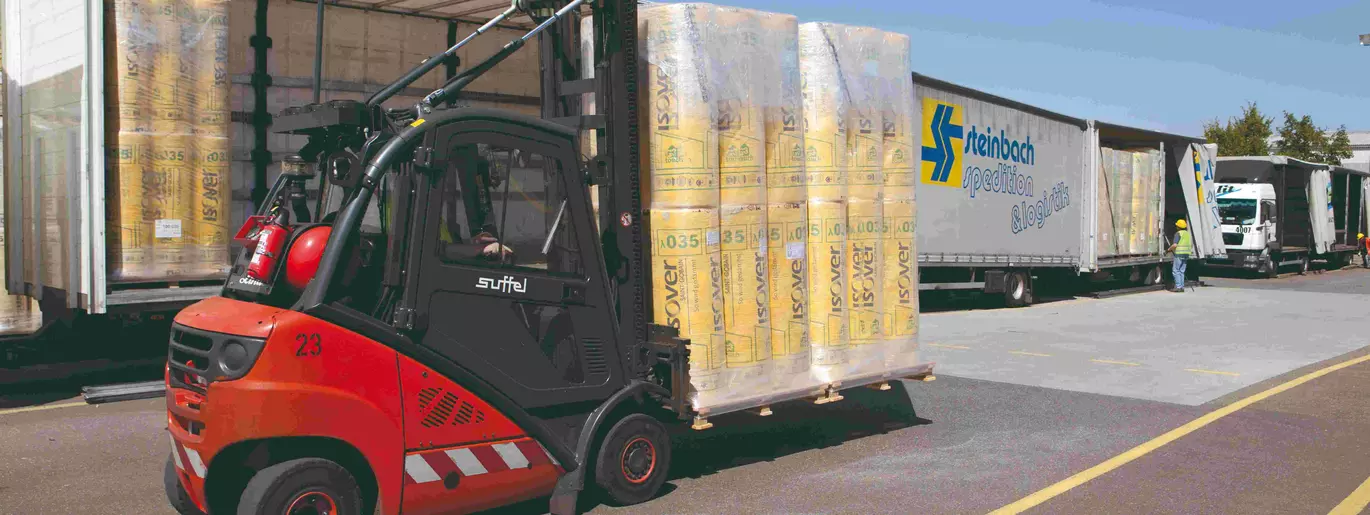 Transpallet with mineral wool rolls